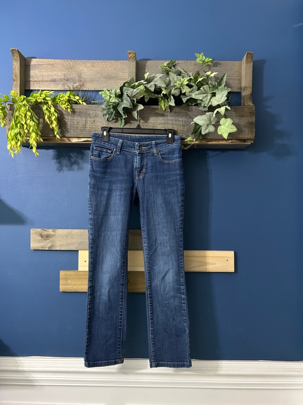 L.L. Bean Mid-Rise Dark Wash Straight-Leg Jeans Sz 2P. EUC